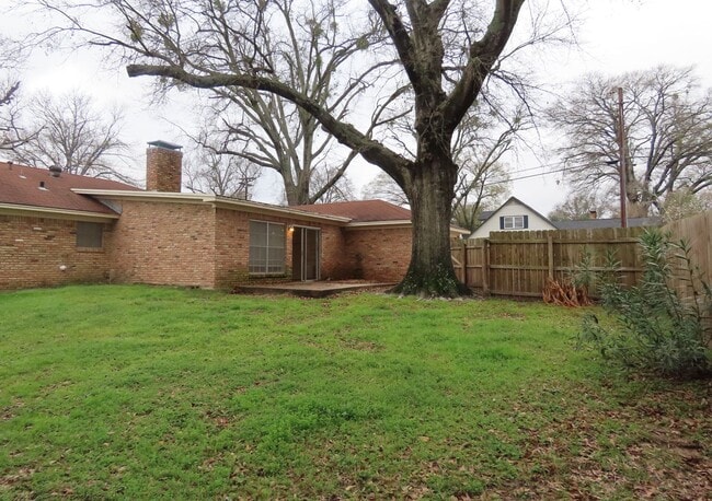 Building Photo - Expansive 3/2 Home in Tyler w/Additional Den and Living Room!