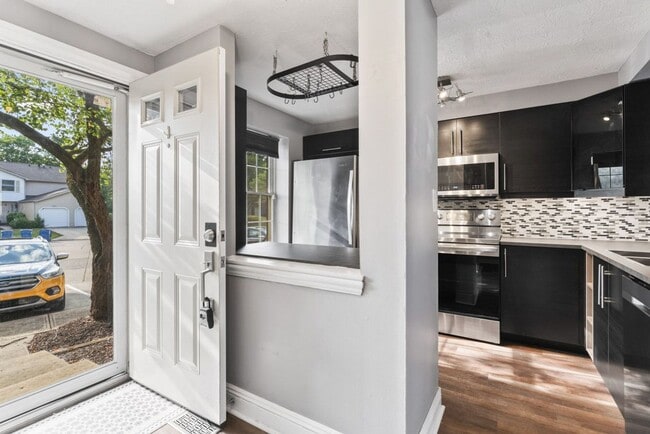 Building Photo - Special Offer – One Week Free Rent!
