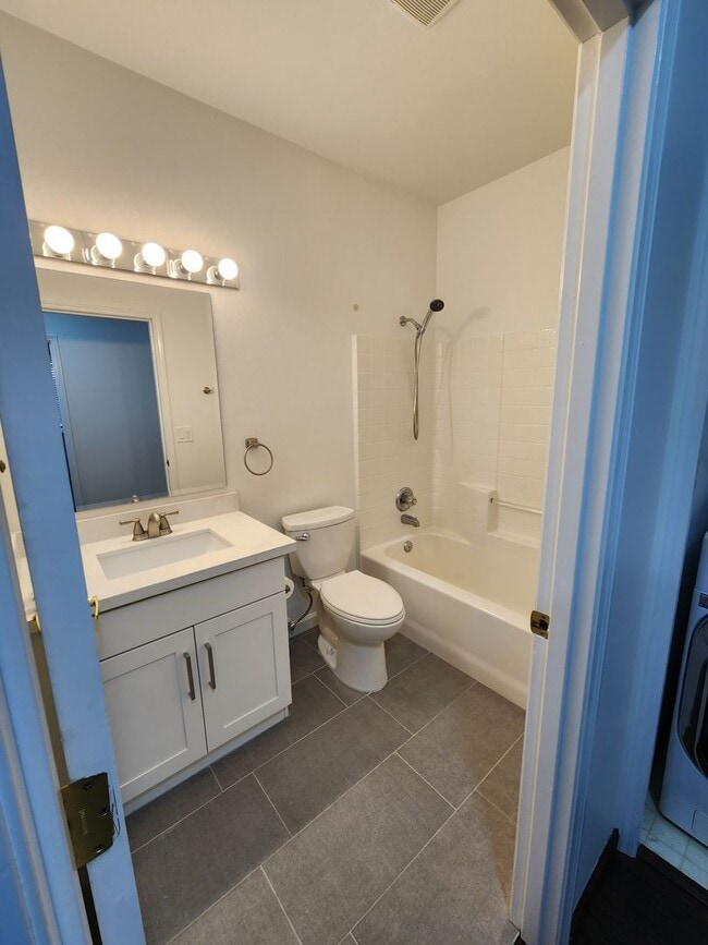 Building Photo - Renovated 3 Bedroom Condo