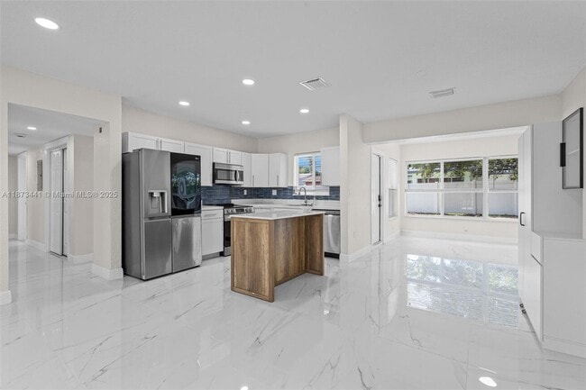 Building Photo - 3220 NW 4th Ct