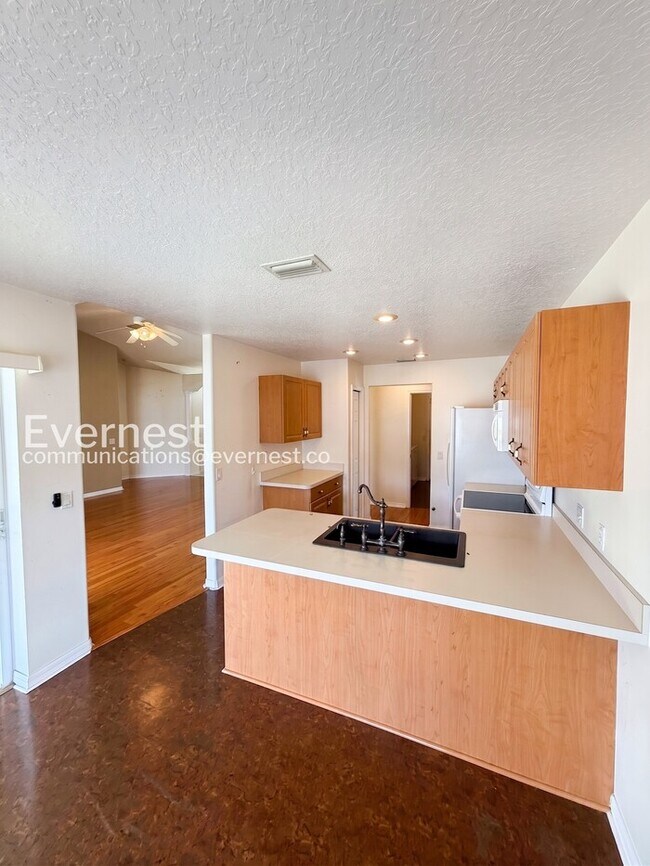Building Photo - 3 Bed/2 Bath Home with Fenced Yard & Garage / Pet-Friendly / Available Soon!