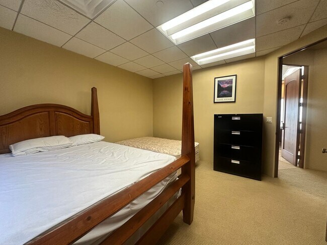 Building Photo - Large 1 bed / 1 bath Condo on North End of...