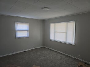 Building Photo - Renovated 2 Bedroom Home! Detached Garage! Pet Friendly!