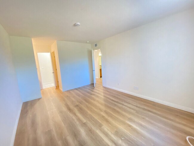 Building Photo - *Special* Charming 2 bedroom 2 bathroom Condo in Oceanside!