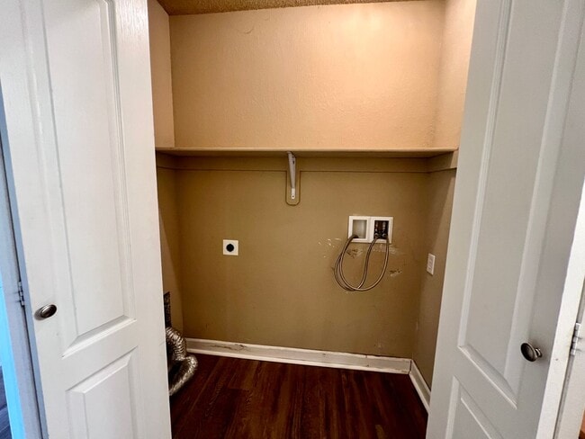 Building Photo - Stunning 3 Bedroom townhome w/ outdoor Maintenance provided