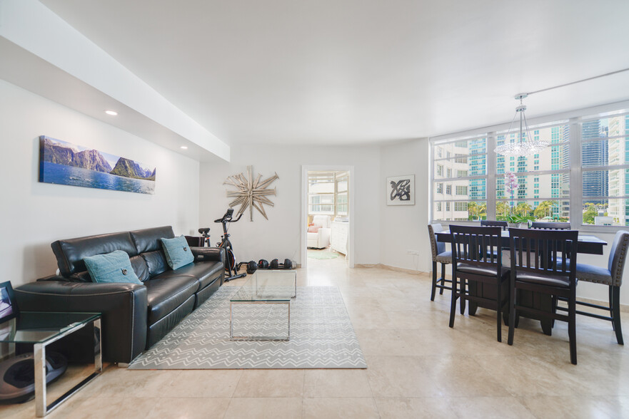 Building Photo - 905 Brickell Bay Dr