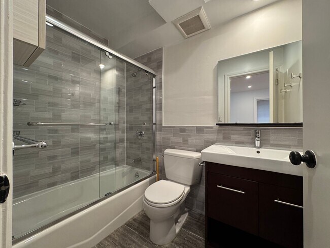 Building Photo - 2713 Sutter St