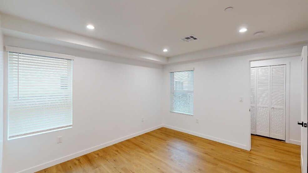 Building Photo - 1311 N Harvard Blvd
