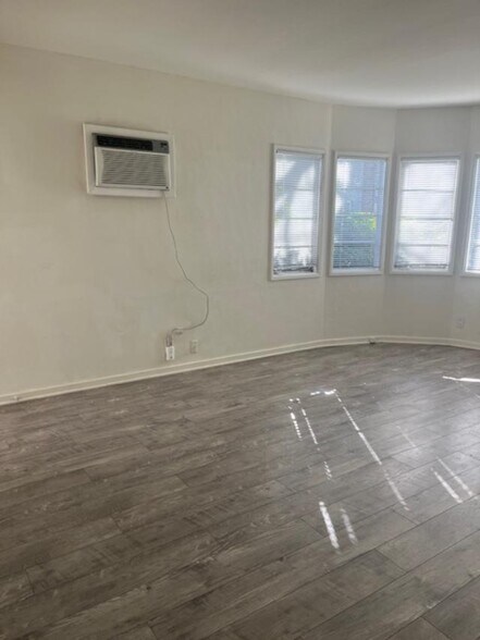 Building Photo - 10913 Moorpark St