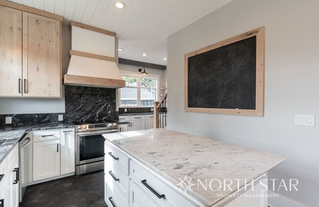 Building Photo - Coming Soon!  Remodeled Sellwood Bungalow