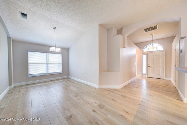 Building Photo - 1085 Sedgewood Cir