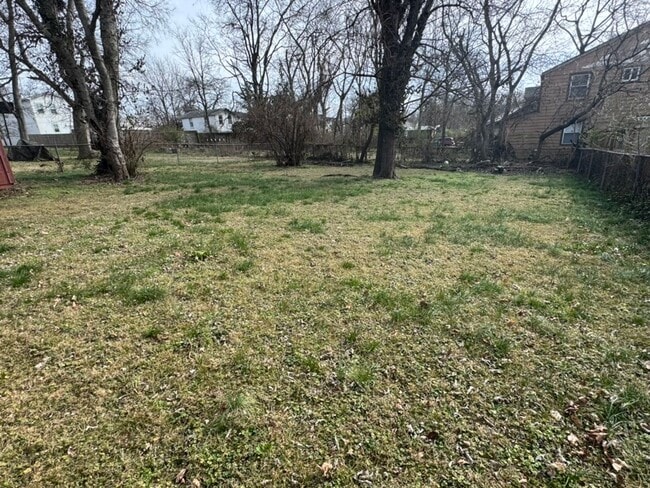 Building Photo - 3 Bedroom, 1 Bath House East Nashville with large back yard!