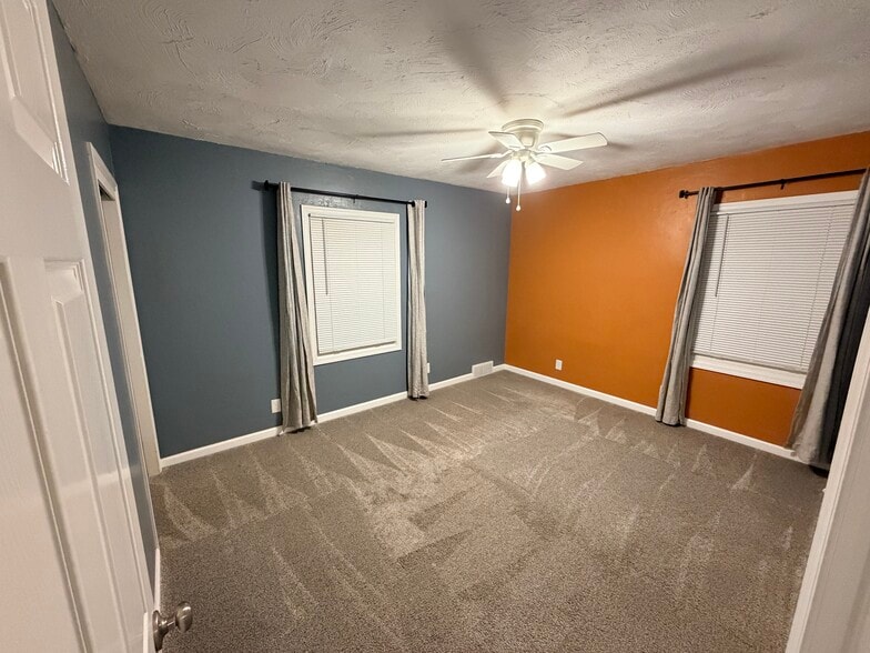 Building Photo - 933 E 13th St