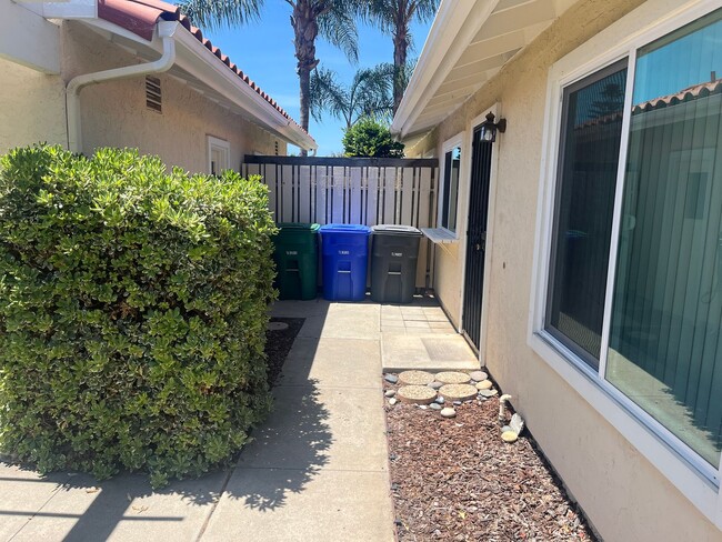 Building Photo - 2+bd/1ba Single Story Duplex Minutes Drive...