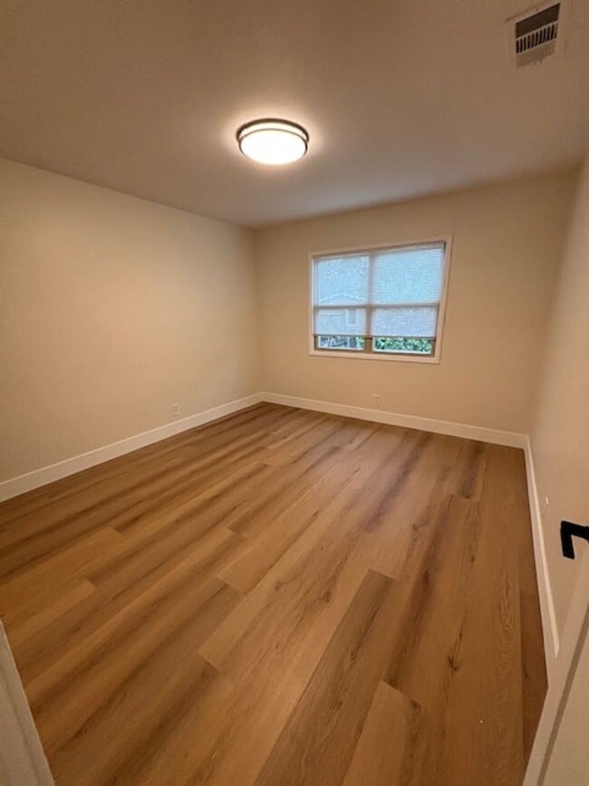 Building Photo - Beautiful newly renovated home