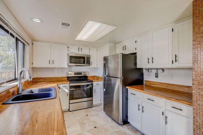 Building Photo - 3bd 2.5 bath Townhome for Rent, also on market for sale