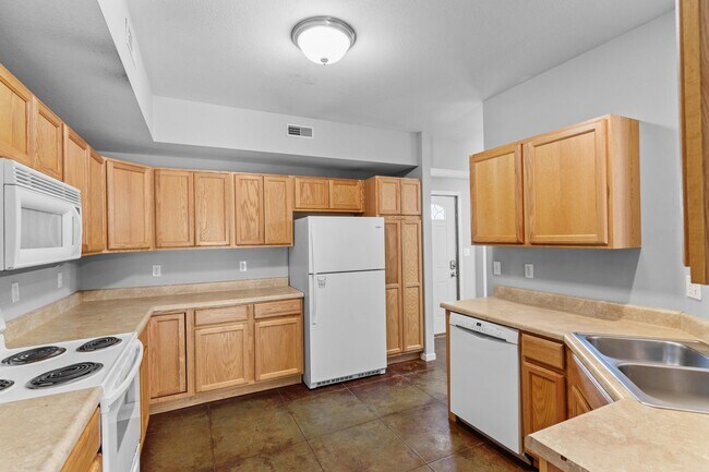 Building Photo - 3BR/2BA ON EAST CAMPUS!
