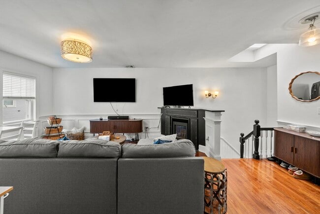 Building Photo - 293 W 2nd St