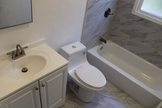 Building Photo - 400 33rd St