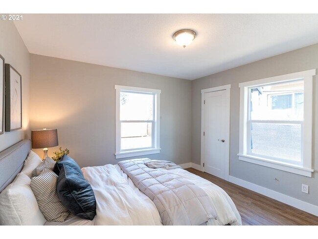 Building Photo - 8111 SE Taylor St