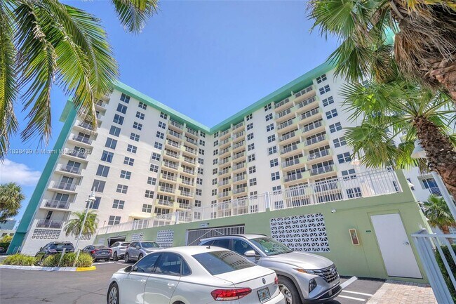 Building Photo - 10350 W Bay Harbor Dr