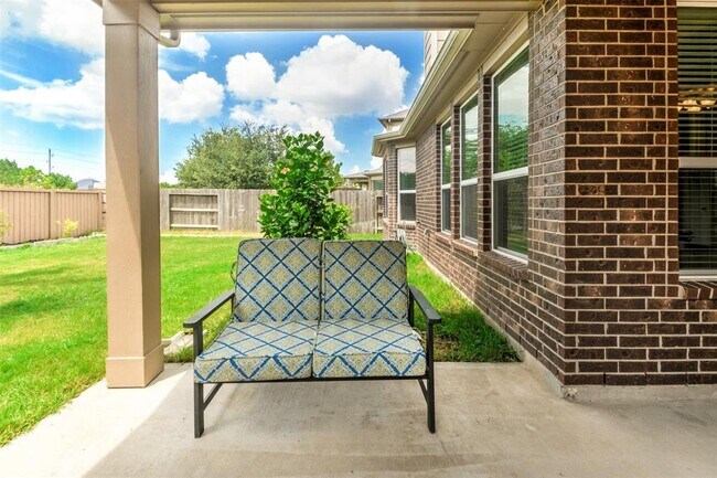 Building Photo - 26335 Cedar Pine Dr