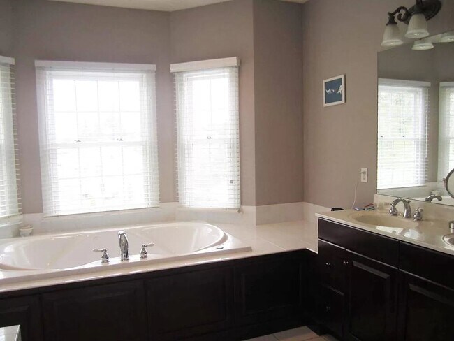Building Photo - Spectacular 4 bedroom, 4,500 sq ft Single ...