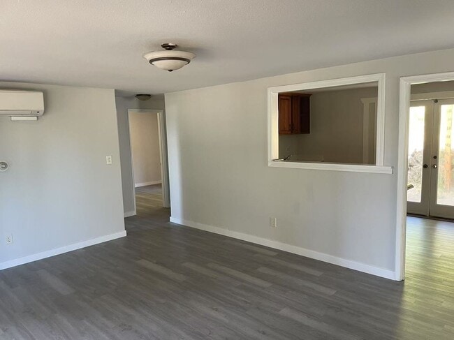 Building Photo - Nice 3-bed, 1 -bath single family house wi...
