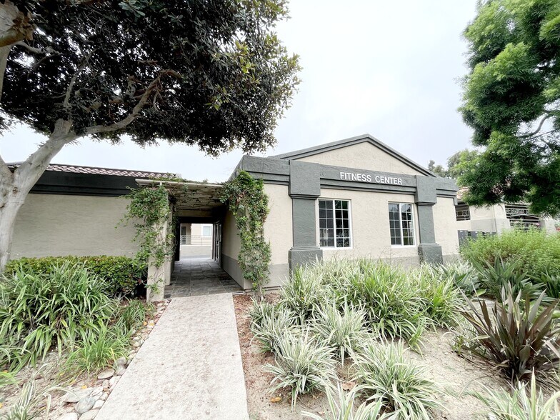 Building Photo - 7575 Charmant Dr