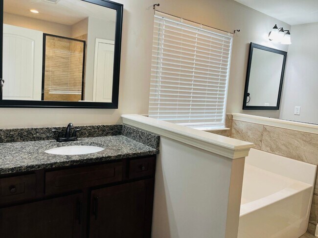 Building Photo - WOW! 5 bed, 4 full baths, brick exterior, ...