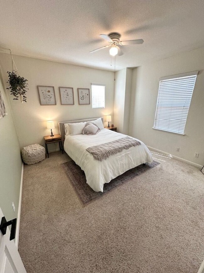 Building Photo - Brentwood 4 bd/ 2.5 bath with Speakeasy Ro...
