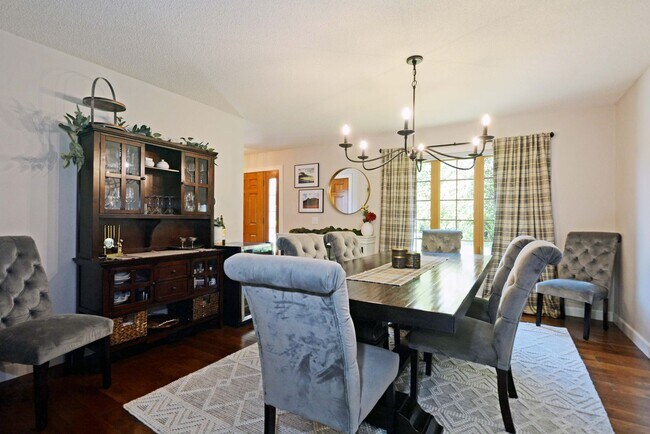 Building Photo - Beautiful 4-Bedroom Home in Vadnais Height...