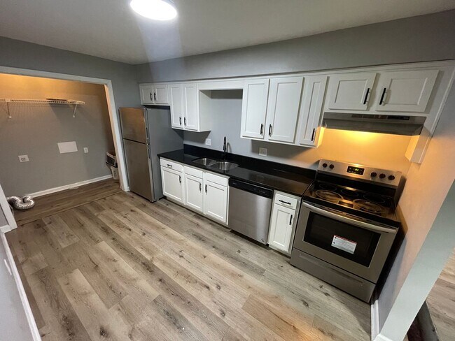 Building Photo - 91-93 Meadowbrook Drive Duplex