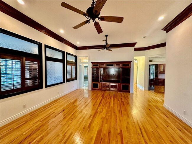 Building Photo - Prime Location 4 Bedroom 3 1/2 bath 2 garages!