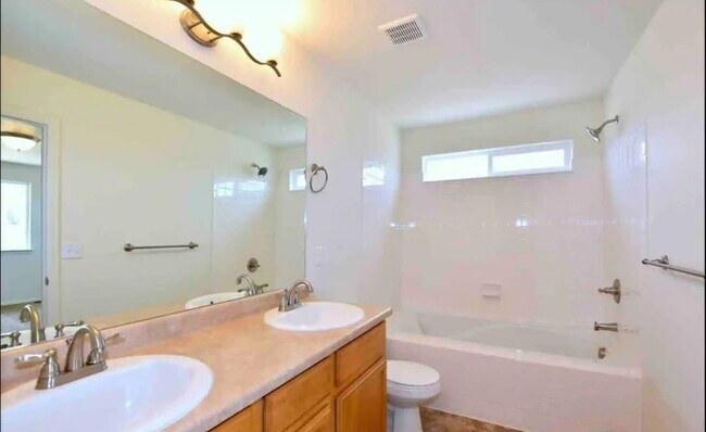 Building Photo - 262 Castle Dr