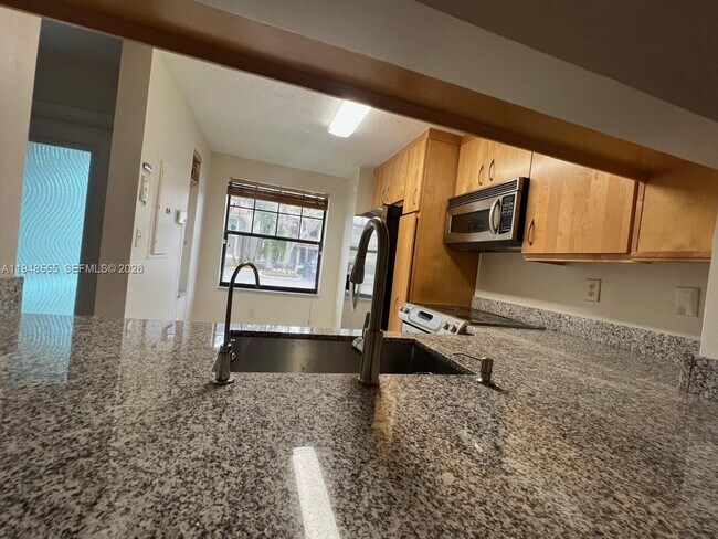 Building Photo - 252 City View Dr