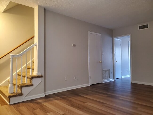 Building Photo - 2 Bedroom, 1.5 Baths Townhome in Candlewood Community.
