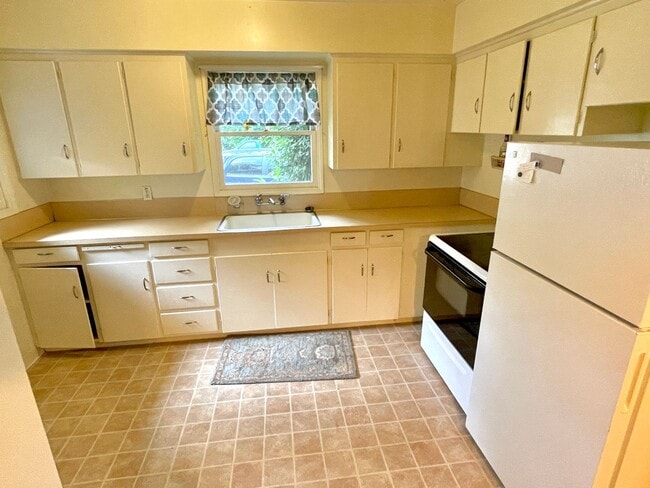 Building Photo - CURFN01