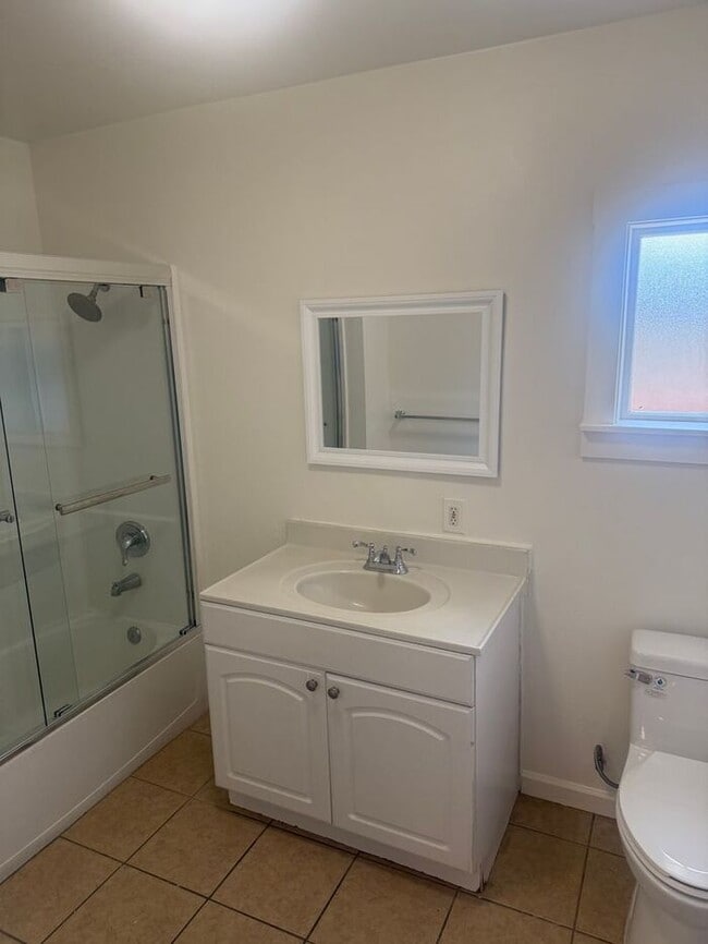 Building Photo - Great 2 Bedrooms 1 Bath