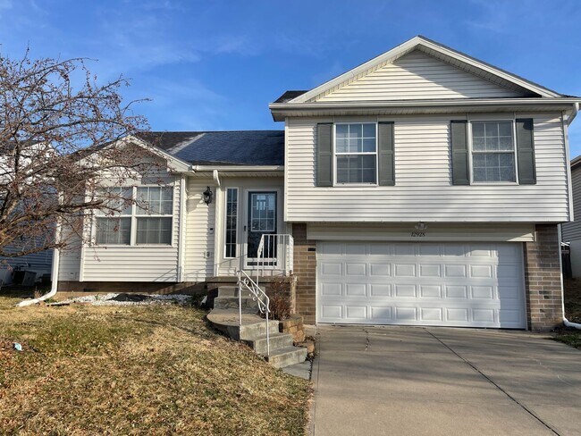 Building Photo - 3 Bedroom Minutes from Standing Bear Lake