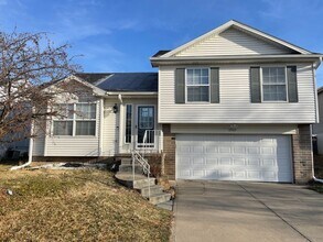Building Photo - Spacious Home!!
