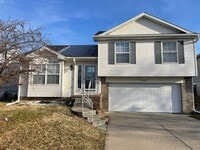 Building Photo - Spacious Home!!