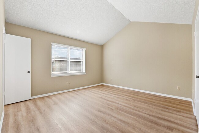 Building Photo - Come see this charming 2-story condo featuring 2 bedrooms and 2.5 bathrooms!