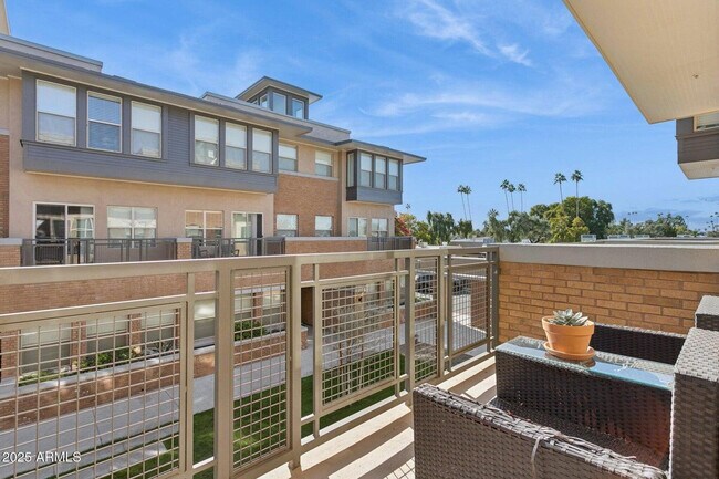 Building Photo - 1400 E Bethany Home Rd