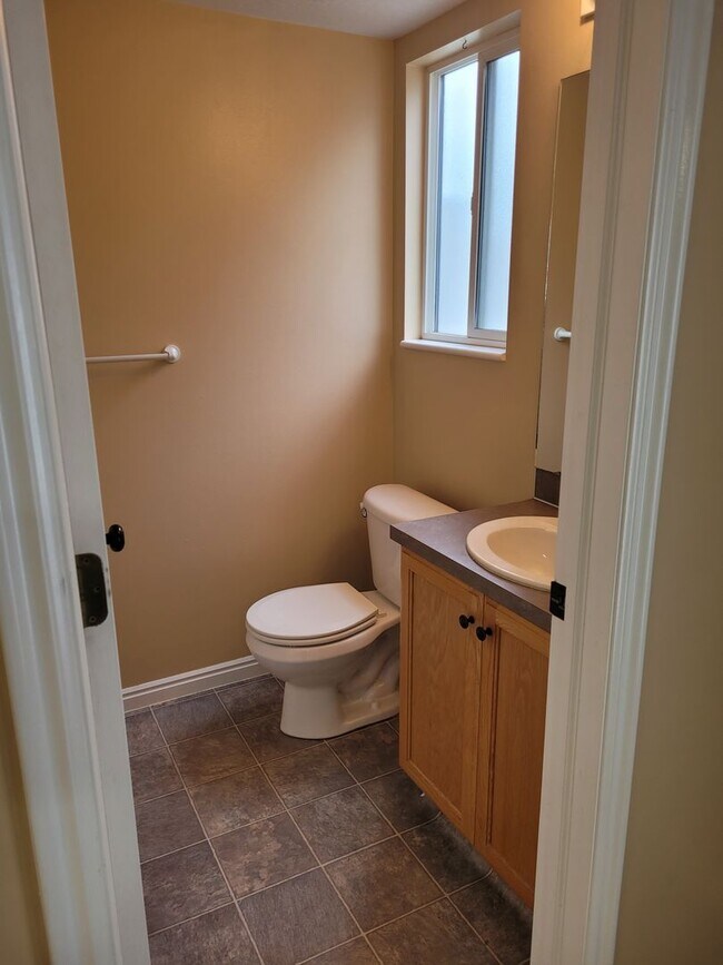 Building Photo - 2 Bed, 1.5 Bath Townhome in North Ogden with Private Patio – 2 Weeks Free Rent!