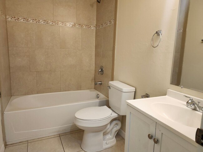 Building Photo - Nice, Clean 3 Bedroom, 2 Bathroom Duplex w...