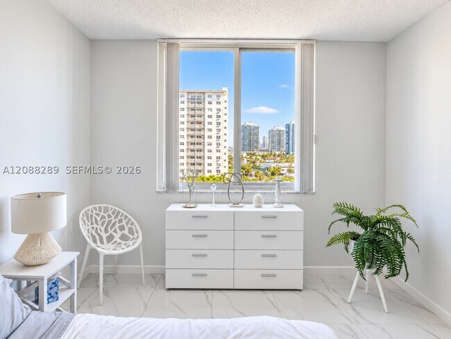 Building Photo - 500 Bayview Dr