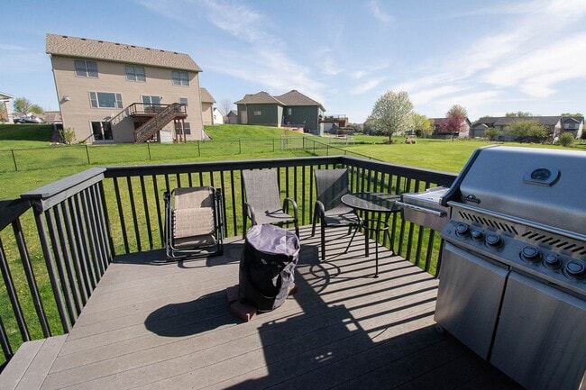 Building Photo - Spacious NW Home with Fenced Yard & Deck