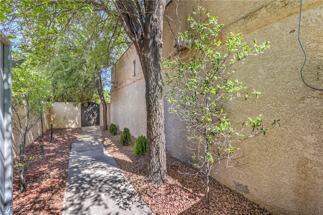 Building Photo - 2701 Alta Dr