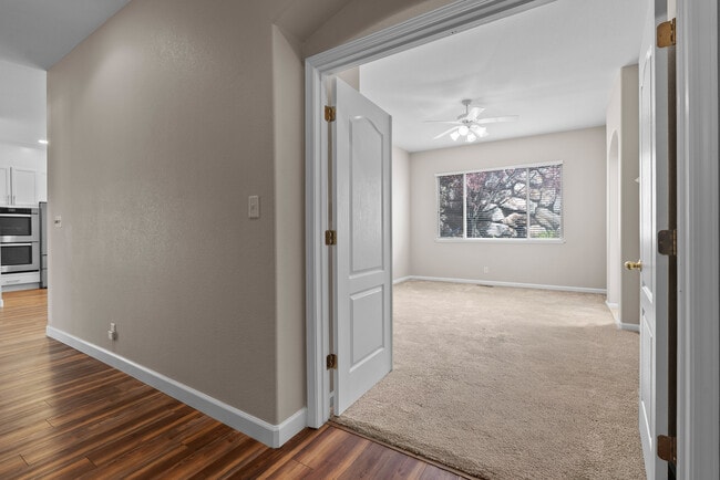 Building Photo - 2720 Avenida De Landa